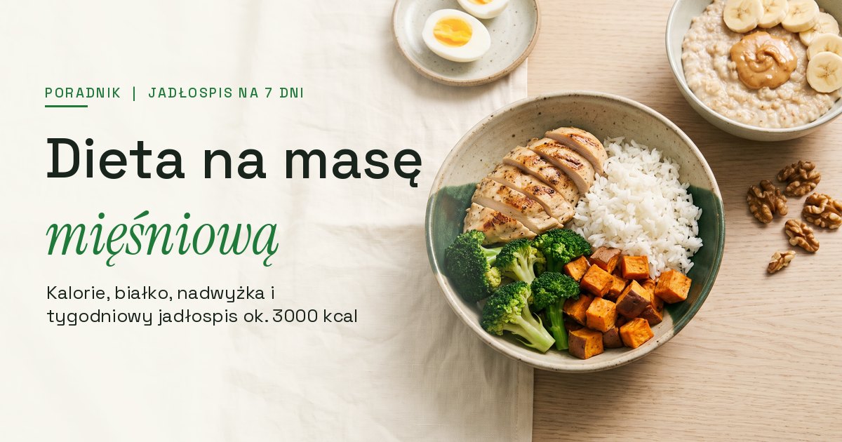 Dieta na masę mięśniową: miska z kurczakiem, ryżem, batatami i brokułami, owsianka z bananem i jajka na drewnianym stole