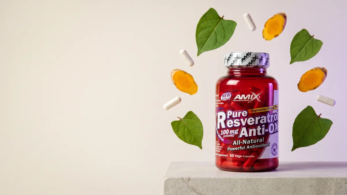 Słoik Amix Pure Resveratrol na postumencie, wokół w powietrzu liście rdestowca, plasterki kłącza i białe kapsułki