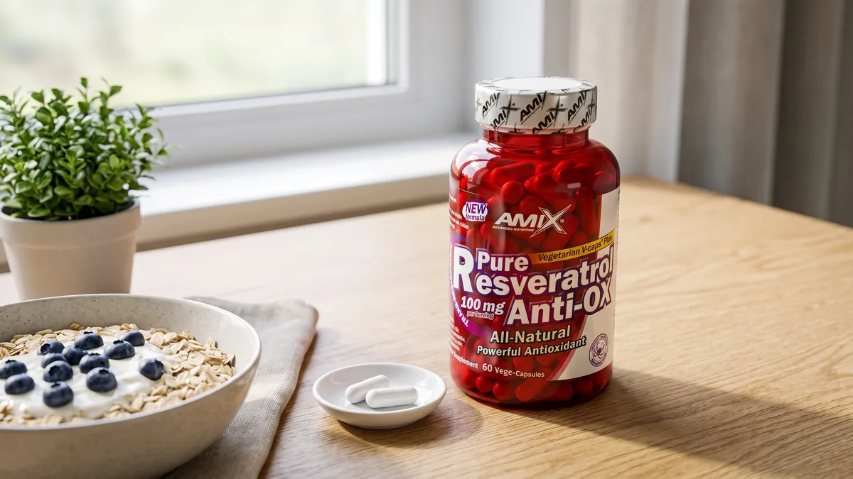 Słoik Amix Pure Resveratrol na stole przy śniadaniu obok miseczki z dwiema kapsułkami i rośliny