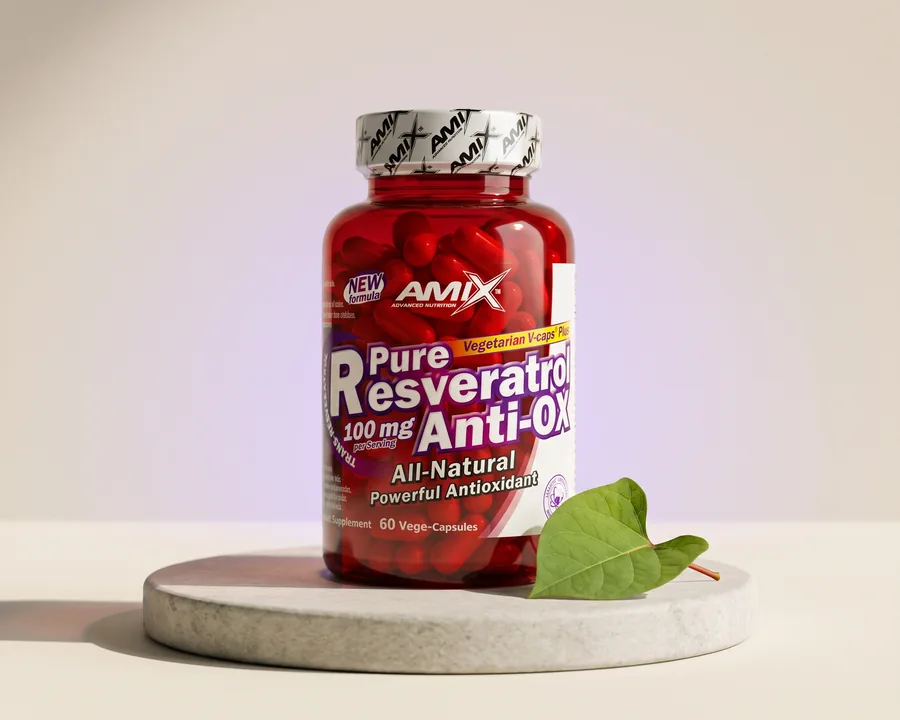 Słoik Amix Pure Resveratrol 60 kapsułek na jasnym kamiennym postumencie z liściem rdestowca